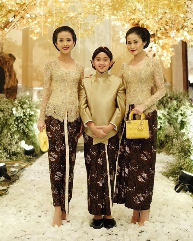 Detail Foto Keluarga Kebaya Nomer 33