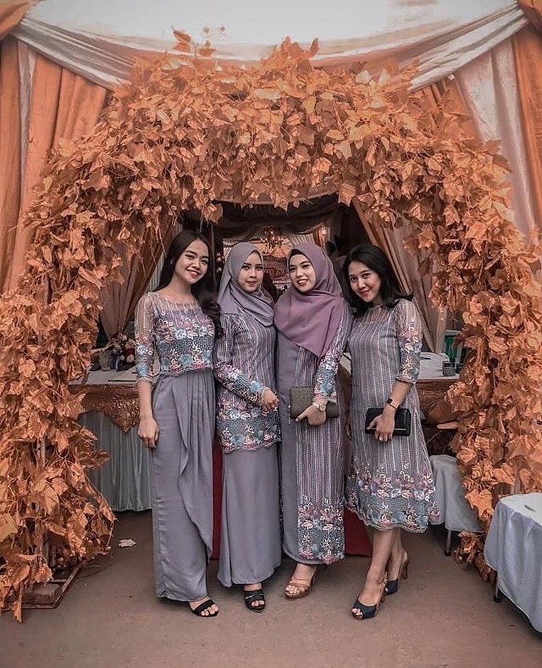 Detail Foto Keluarga Kebaya Nomer 44