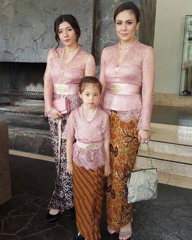 Detail Foto Keluarga Kebaya Nomer 50