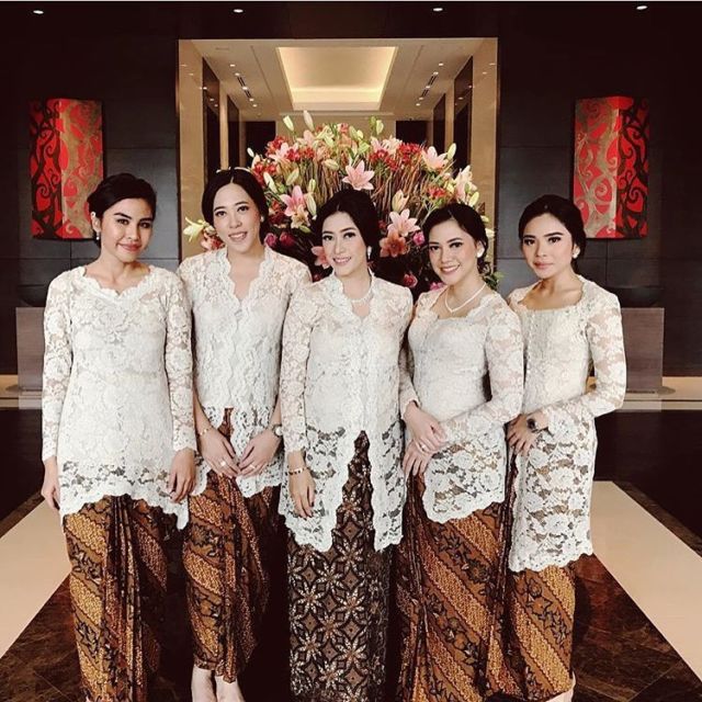 Detail Foto Keluarga Kebaya Nomer 6