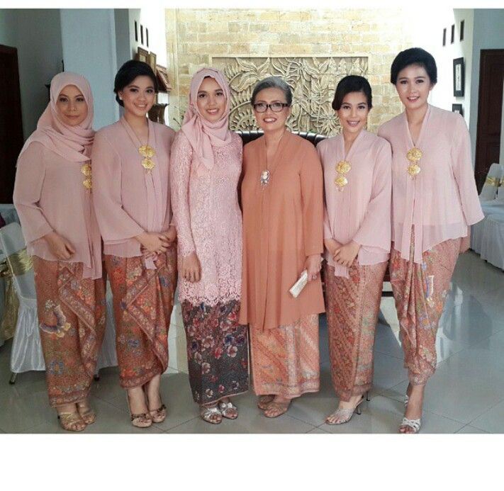 Detail Foto Keluarga Kebaya Nomer 8