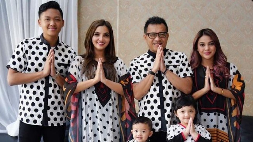 Detail Foto Keluarga Lebaran Nomer 16