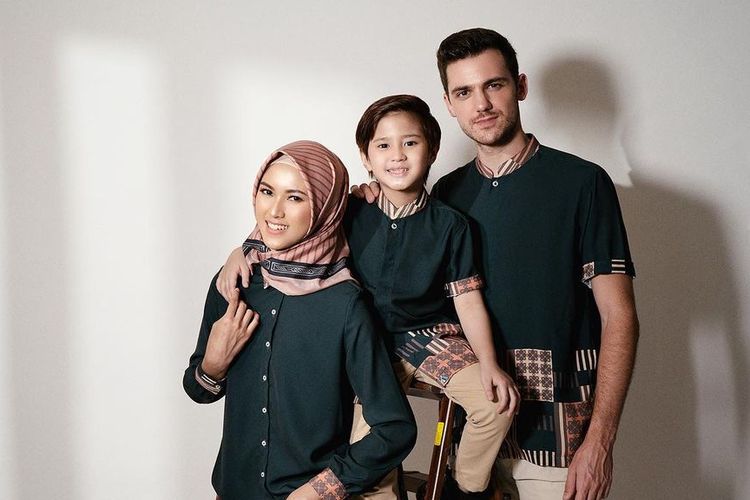 Detail Foto Keluarga Muslim Bahagia Nomer 23