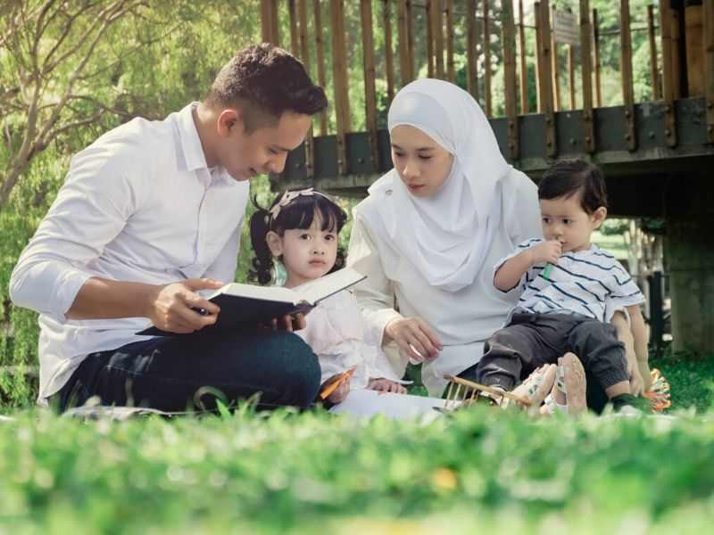 Detail Foto Keluarga Muslim Bahagia Nomer 30