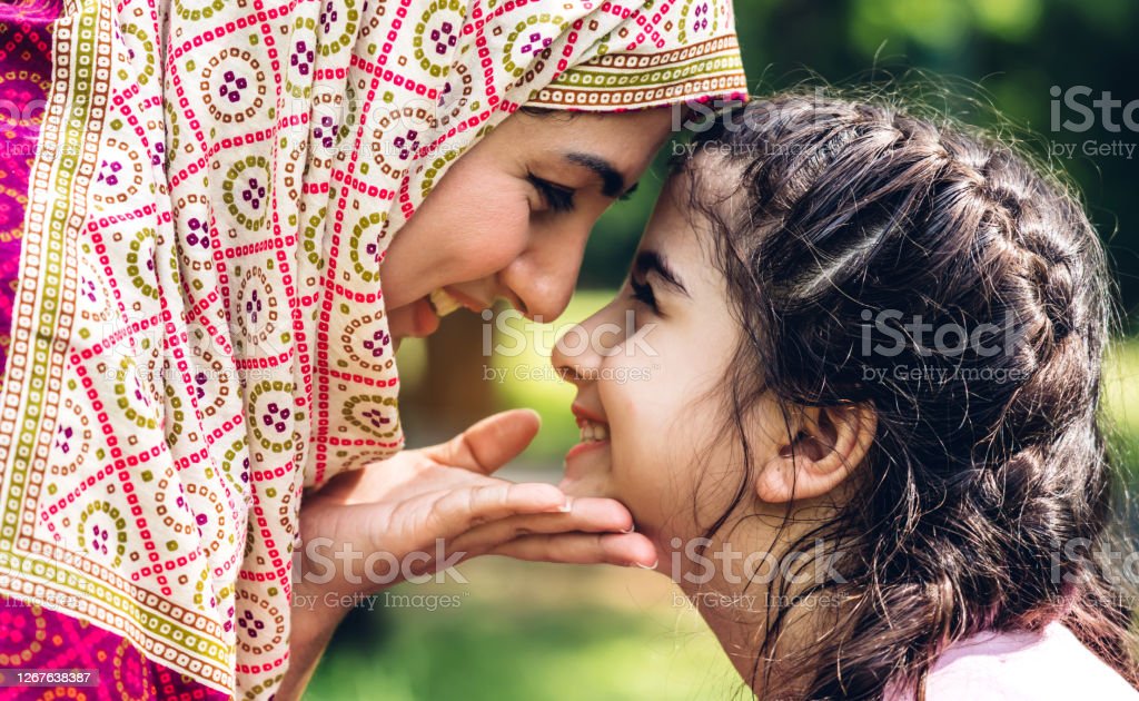 Detail Foto Keluarga Muslim Bahagia Nomer 40