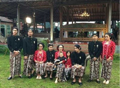 Detail Foto Keluarga Pakai Baju Adat Jawa Nomer 30