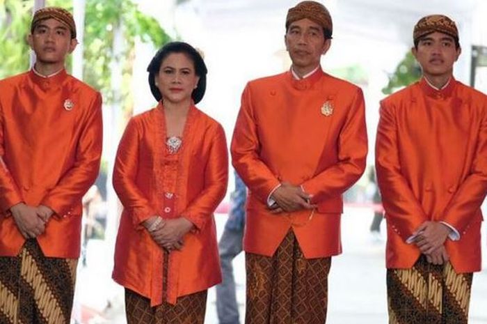 Detail Foto Keluarga Pakai Baju Adat Jawa Nomer 31