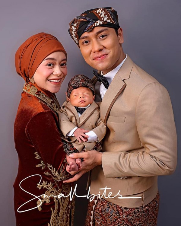 Detail Foto Keluarga Pakai Baju Adat Jawa Nomer 46