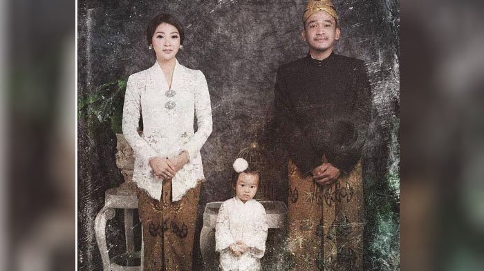 Detail Foto Keluarga Pakai Baju Adat Jawa Nomer 7