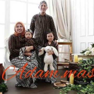 Detail Foto Keluarga Pakaian Adat Jawa Nomer 12