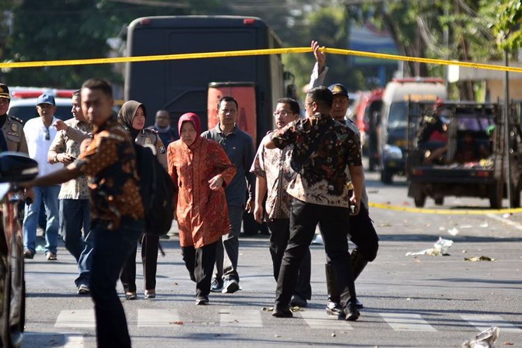 Detail Foto Keluarga Pelaku Bom Surabaya Nomer 34