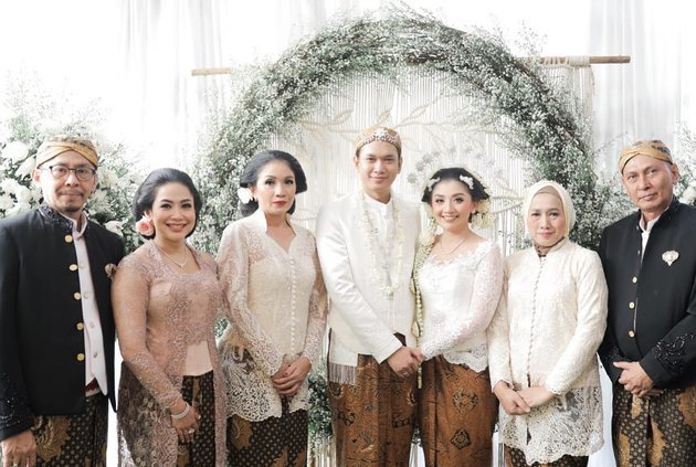 Detail Foto Keluarga Pengantin Nomer 33