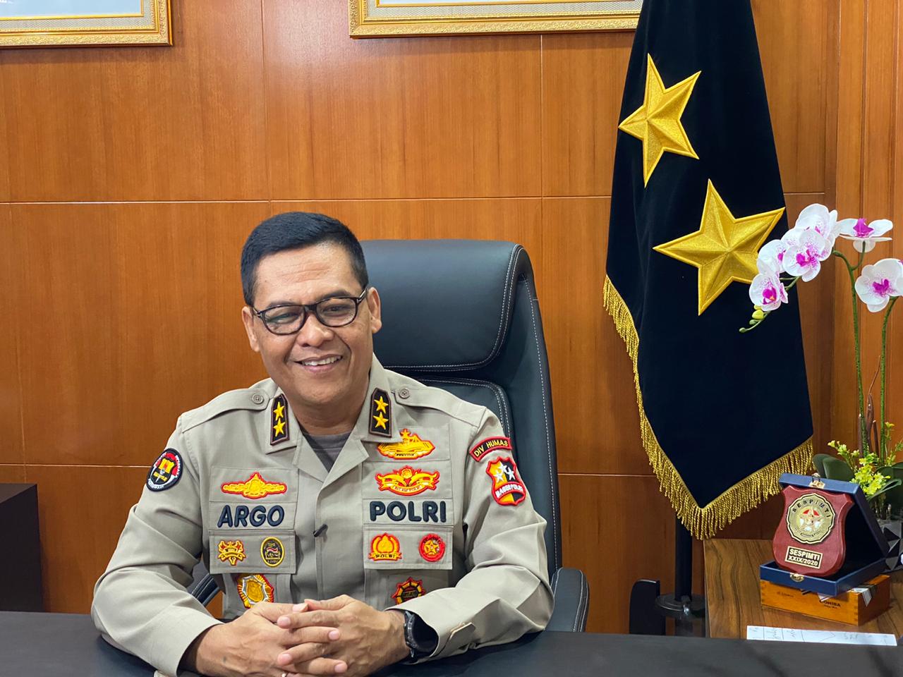 Detail Foto Keluarga Polri Nomer 23