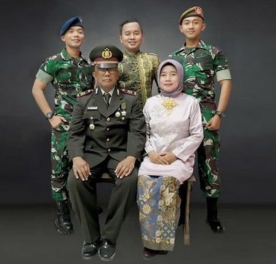 Detail Foto Keluarga Polri Nomer 4