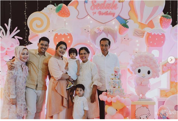 Detail Foto Keluarga Presiden Jokowi Nomer 13