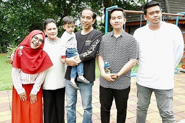 Detail Foto Keluarga Presiden Jokowi Nomer 45