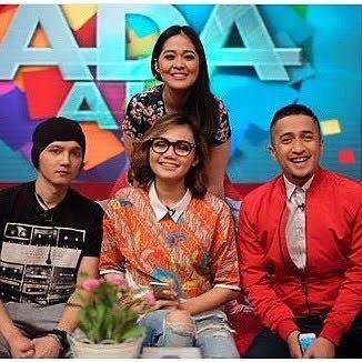 Detail Foto Keluarga Rina Nose Nomer 5