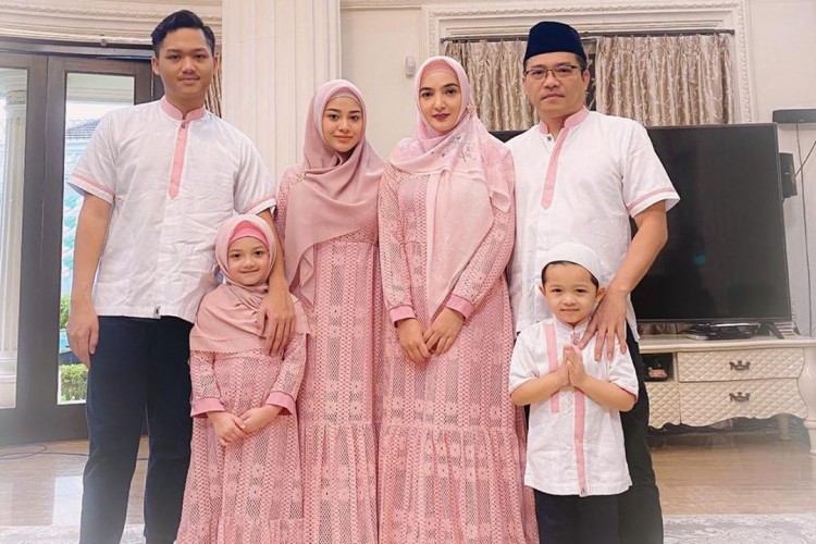 Detail Foto Keluarga Saat Lebaran Nomer 9