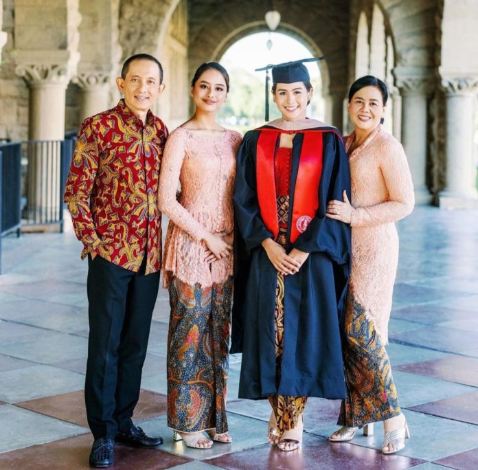 Detail Foto Keluarga Saat Wisuda Nomer 14