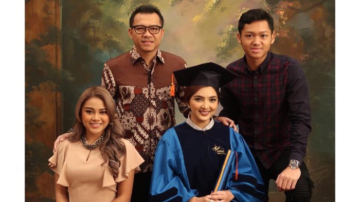 Detail Foto Keluarga Saat Wisuda Nomer 18