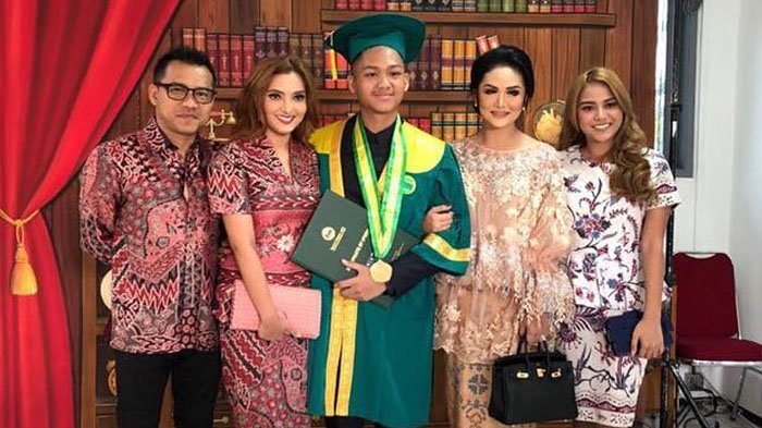 Detail Foto Keluarga Saat Wisuda Nomer 30