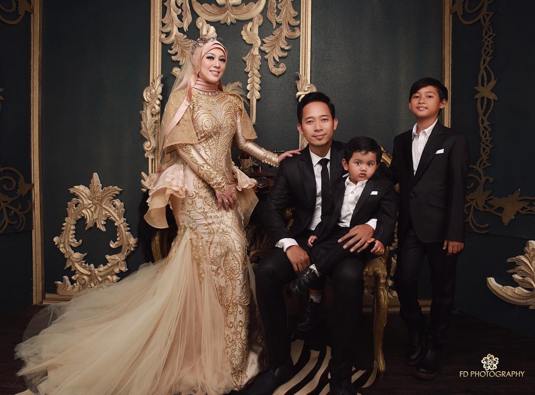 Detail Foto Keluarga Studio Yang Bagus Nomer 5