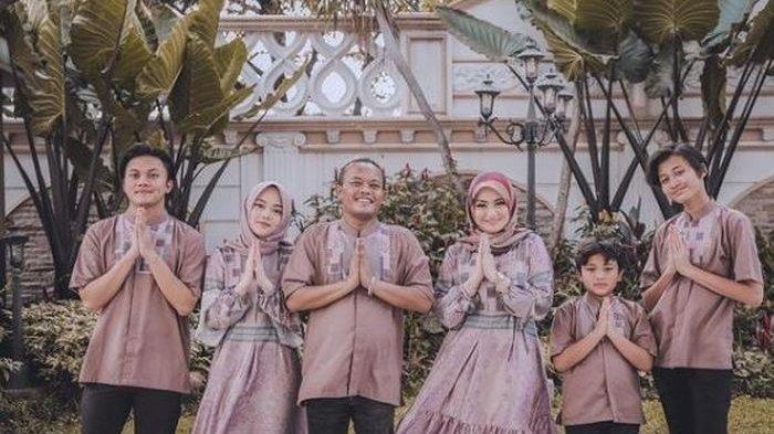 Detail Foto Keluarga Sule Nomer 28