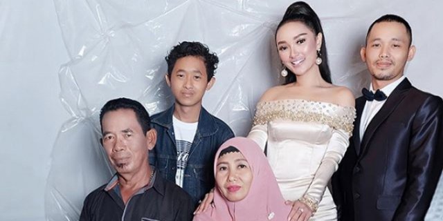 Detail Foto Keluarga Zaskia Gotik Nomer 12