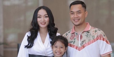 Detail Foto Keluarga Zaskia Gotik Nomer 41