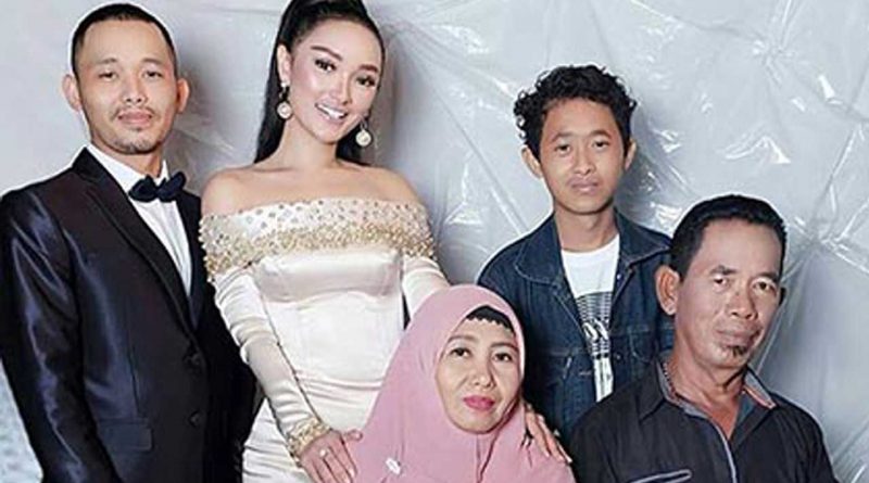 Detail Foto Keluarga Zaskia Gotik Nomer 6