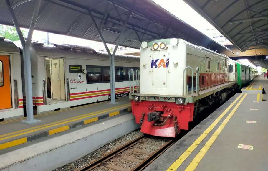 Detail Foto Kereta Api Nomer 13