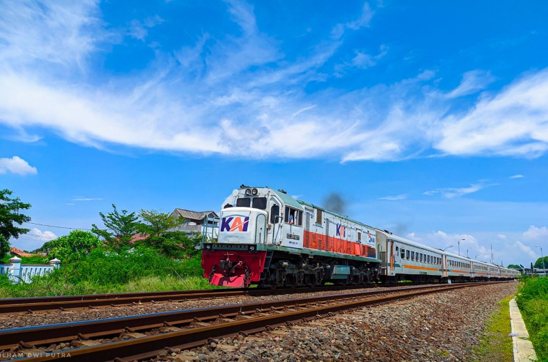 Detail Foto Kereta Api Nomer 47