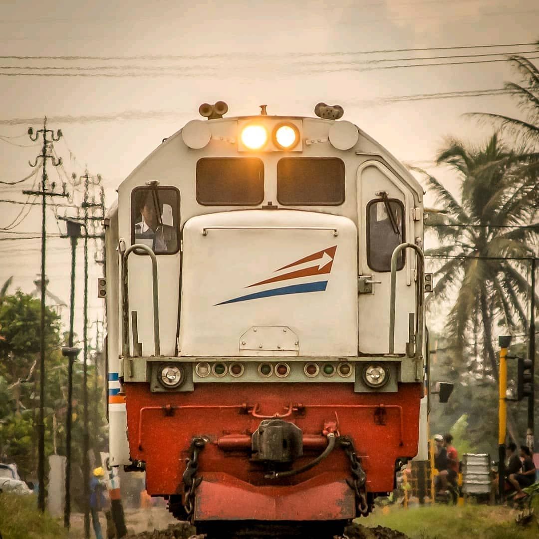 Detail Foto Kereta Api Indonesia Nomer 8