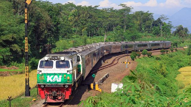 Detail Foto Kereta Api Indonesia Nomer 12