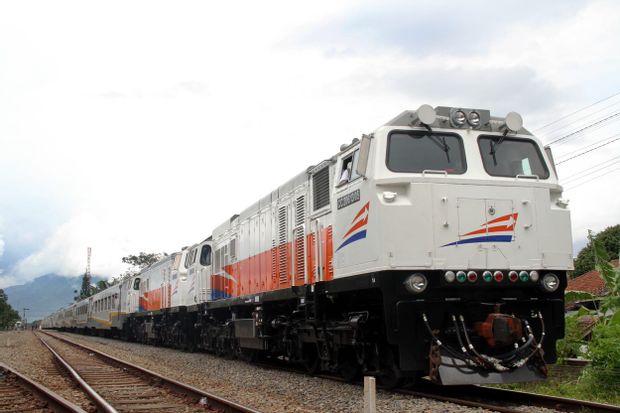 Detail Foto Kereta Api Indonesia Nomer 13