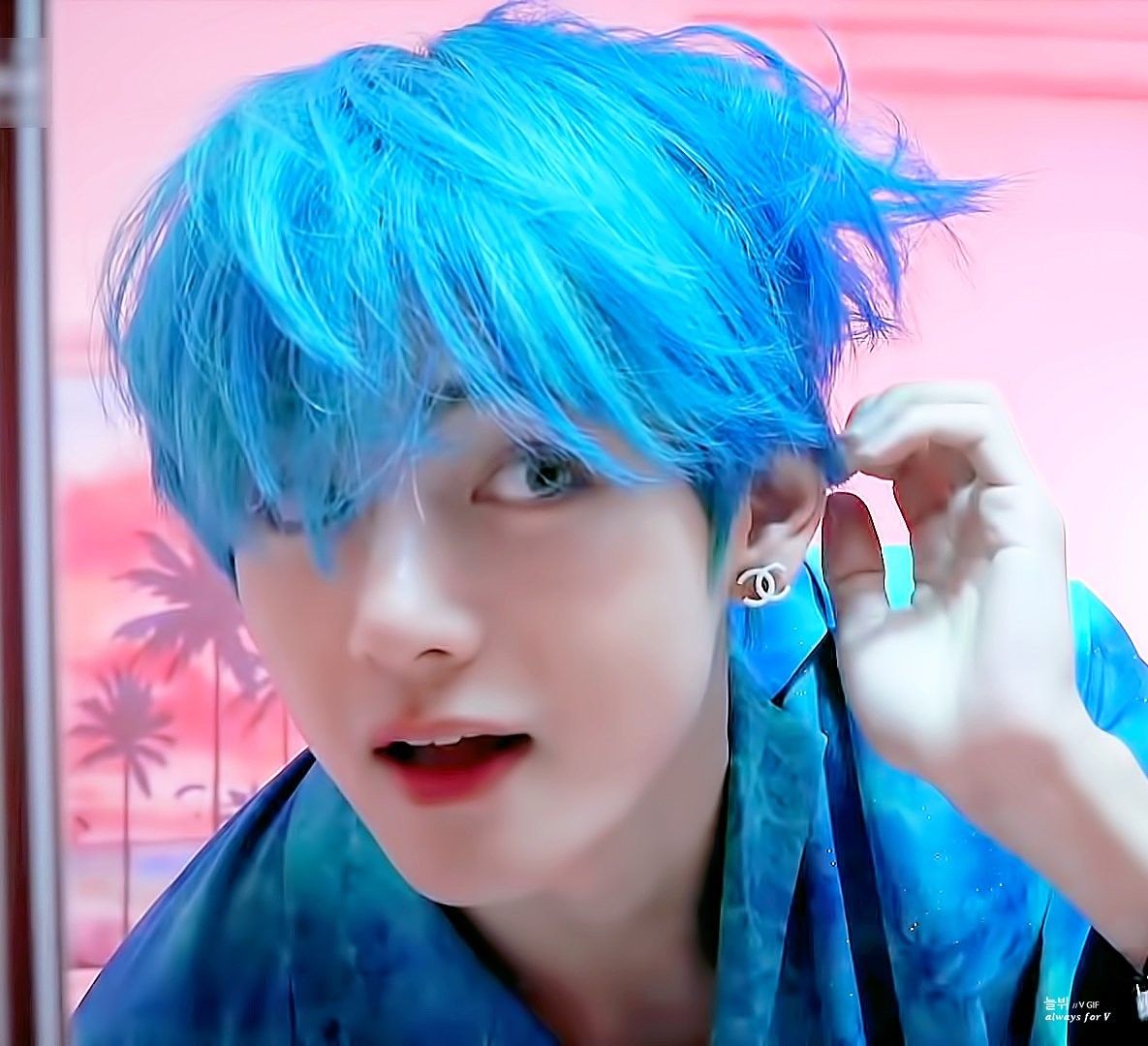 Detail Foto Kim Taehyung Rambut Biru Nomer 12