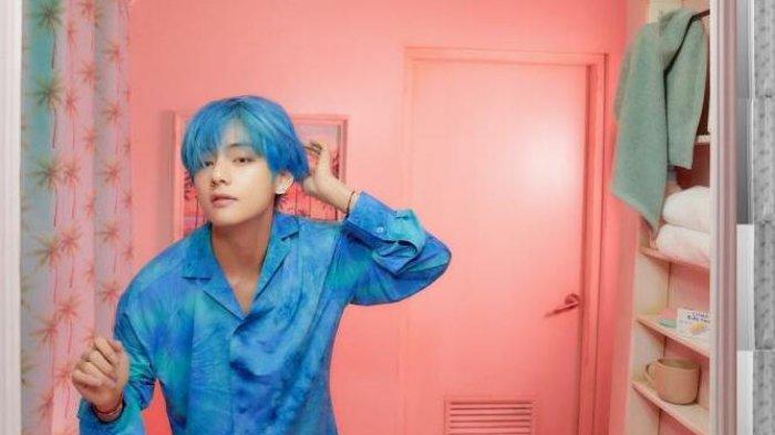 Detail Foto Kim Taehyung Rambut Biru Nomer 29