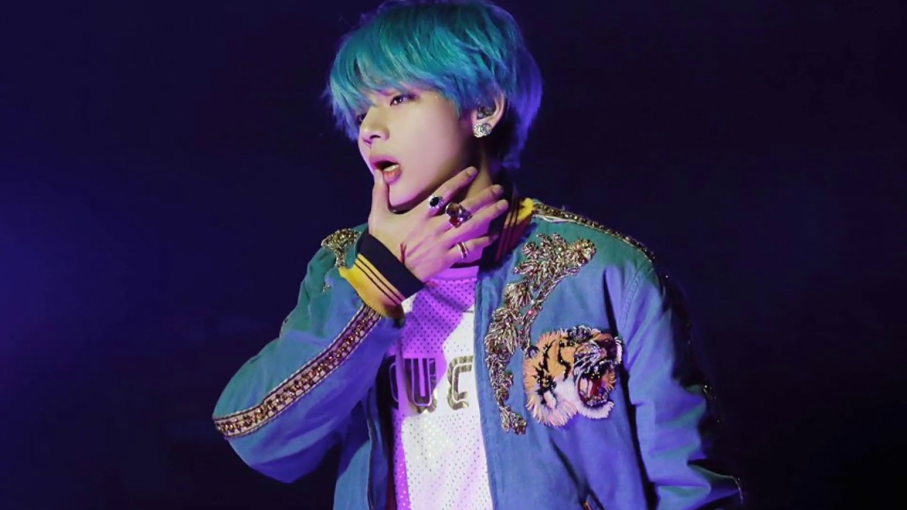 Detail Foto Kim Taehyung Rambut Biru Nomer 30