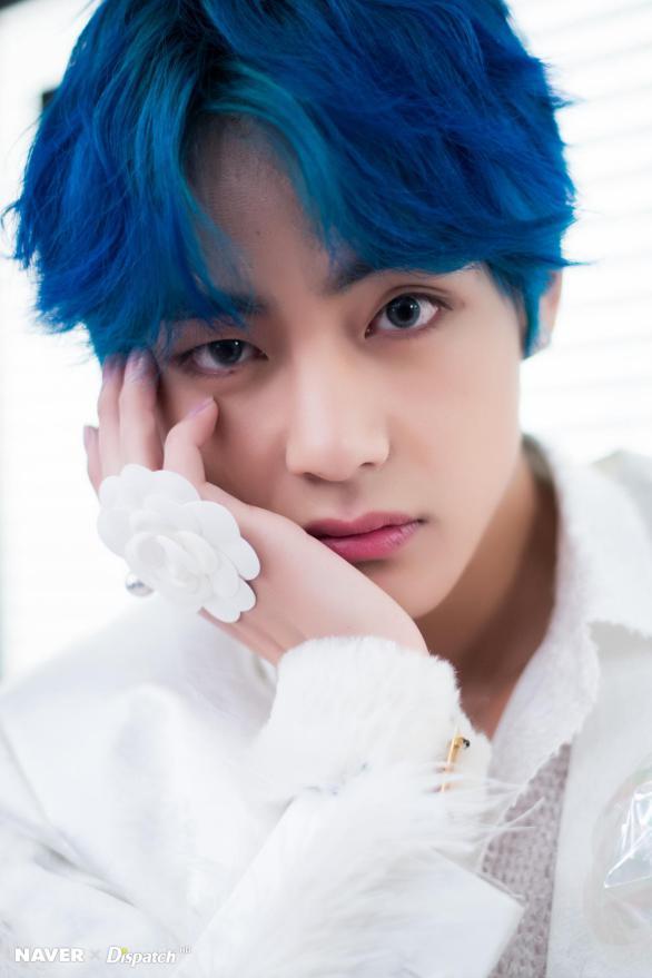 Detail Foto Kim Taehyung Rambut Biru Nomer 33