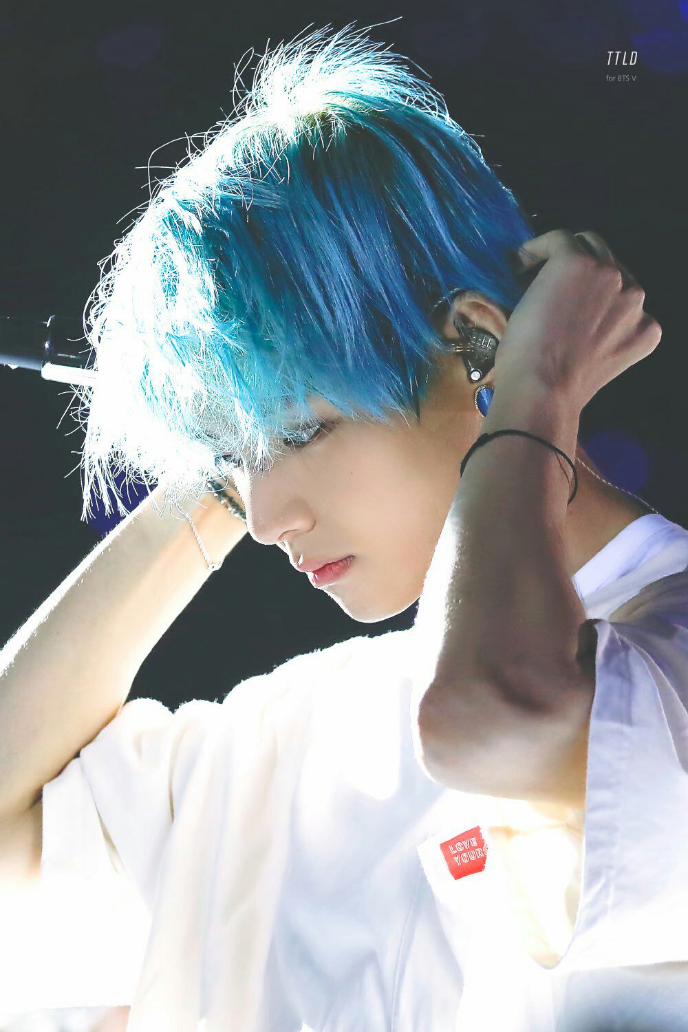 Detail Foto Kim Taehyung Rambut Biru Nomer 34