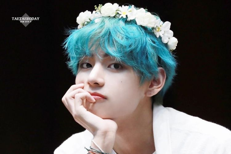 Detail Foto Kim Taehyung Rambut Biru Nomer 6