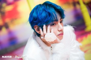 Detail Foto Kim Taehyung Rambut Biru Nomer 46