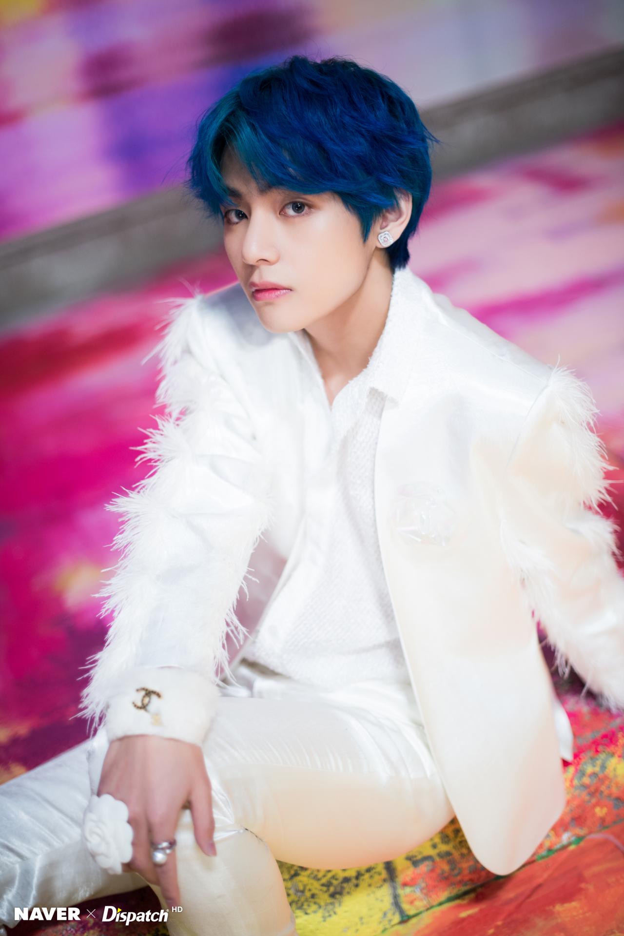 Detail Foto Kim Taehyung Rambut Biru Nomer 48