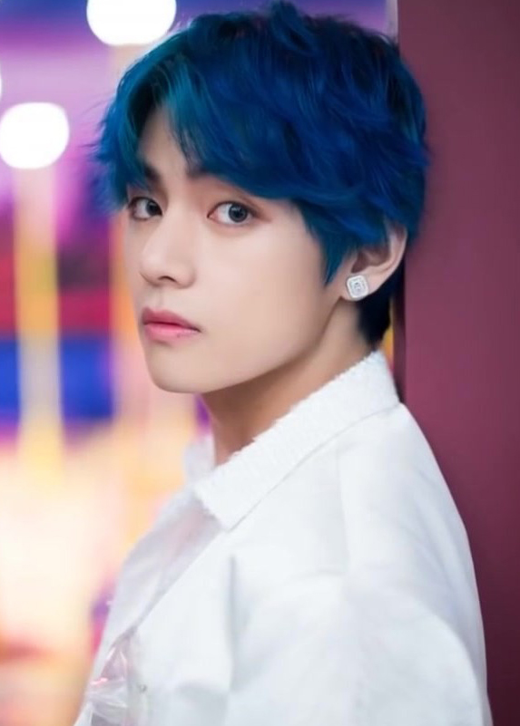 Detail Foto Kim Taehyung Rambut Biru Nomer 9