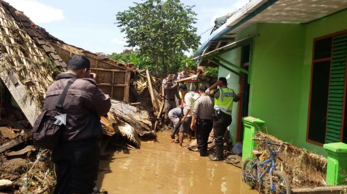 Detail Foto Korban Banjir Bandang Garut Nomer 18
