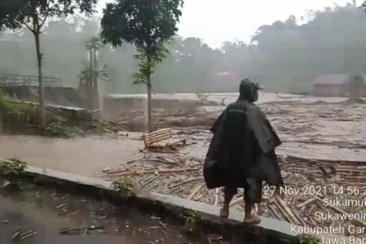 Detail Foto Korban Banjir Bandang Garut Nomer 24