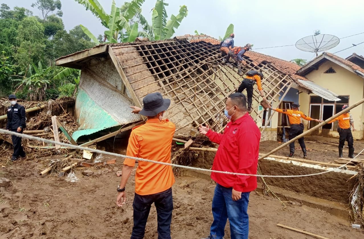 Detail Foto Korban Banjir Bandang Garut Nomer 26