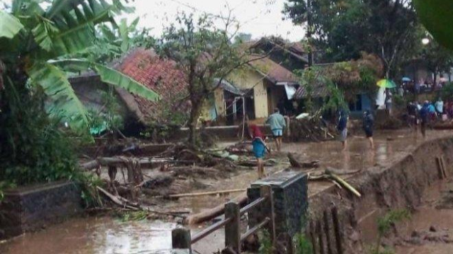 Detail Foto Korban Banjir Bandang Garut Nomer 32