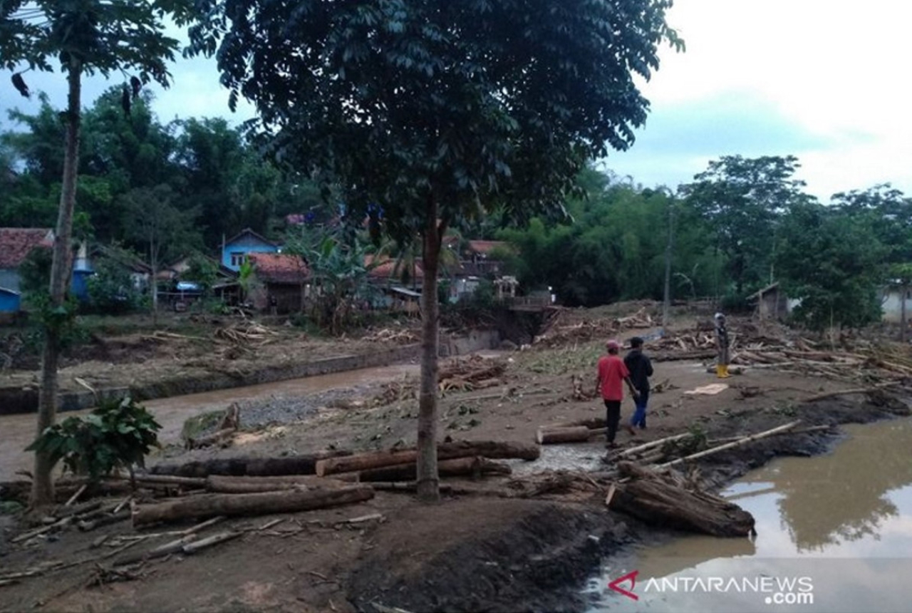 Detail Foto Korban Banjir Bandang Garut Nomer 49