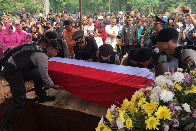 Detail Foto Korban Ledakan Bom Kampung Melayu Nomer 25